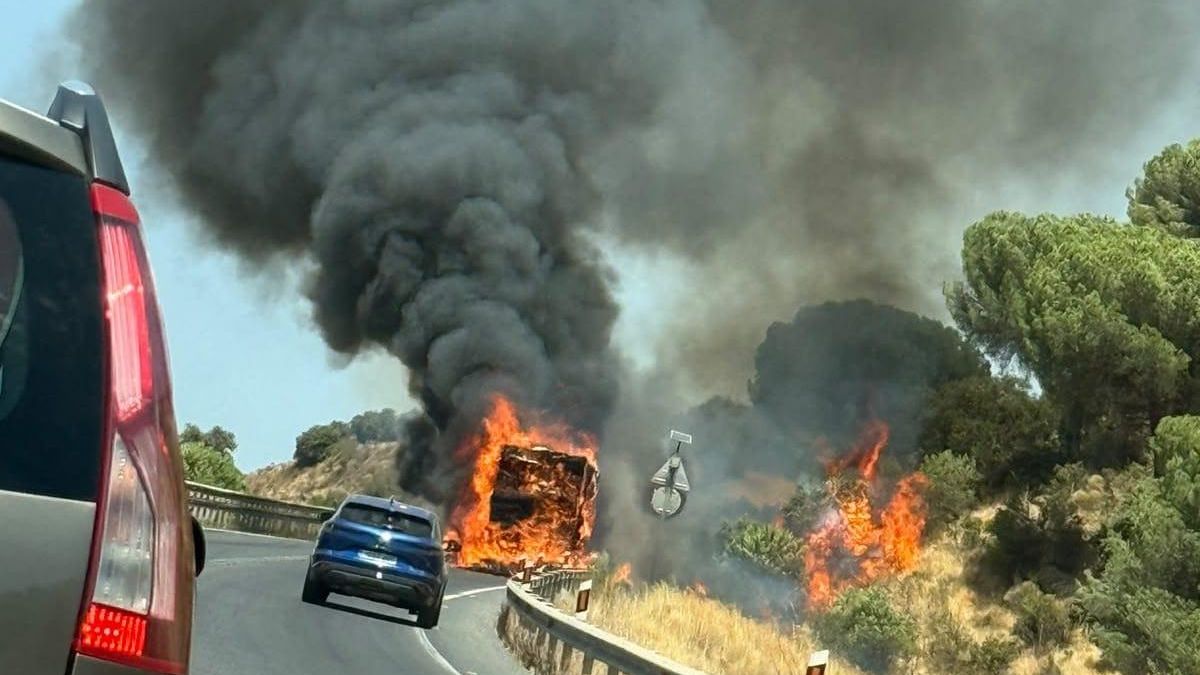 Un camión arde entre Córdoba y Cerro Muriano y obliga a intervenir a los bomberos