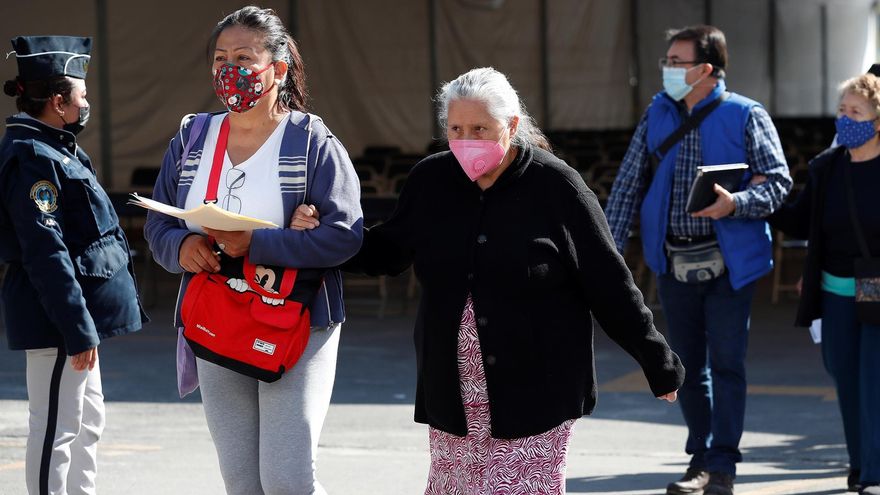 Adultos mayores hacen fila para ser vacunados con una tercera dosis contra covid-19 hoy, en Ciudad de México (México).