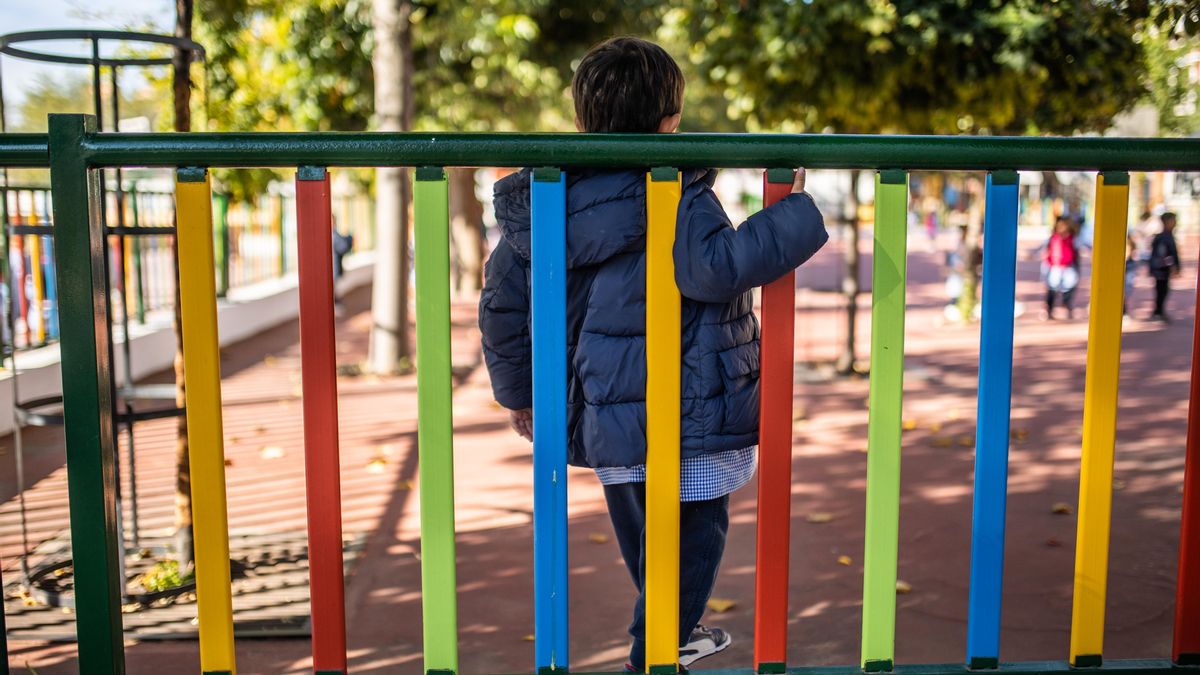 Un niño juega en el patio del Colegio Alameda de Osuna el día en que entra en vigor la medida que permite no utilizar mascarilla en los patios escolares de Madrid, a 25 de octubre de 2021, en Madrid, (España). Con este permiso, que entra en vigo