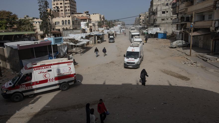 El primer grupo de heridos de Gaza parte desde la sede de la Media Luna Roja Palestina hacia el paso de Rafah, acompañado por la Organización Mundial de la Salud, en Khan Younis, sur de la Franja de Gaza, 19 de marzo de 2026. El paso ha sido reabierto parcialmente tras permanecer cerrado a finales del mes pasado durante el conflicto entre Israel, EE.UU. e Irán. EFE/EPA/HAITHAM IMAD