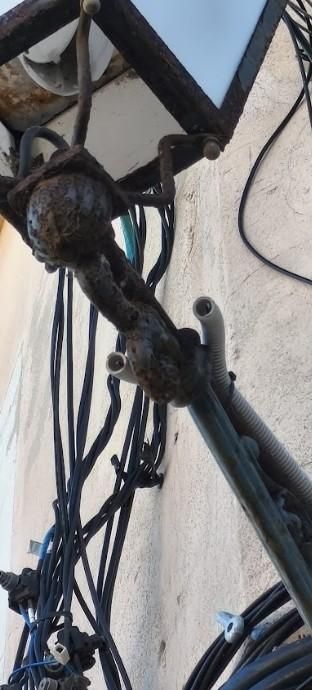 Estado de una de las farolas tras la desinstalación de la cámara que había colocada en ella