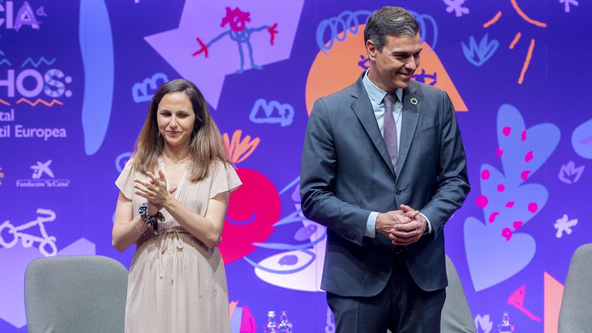 La ministra de Derechos Sociales y Agenda 2030, Ione Belarra y el presidente del Gobierno, Pedro Sánchez, durante el acto 'Infancia con Derechos: Plan de Acción Estatal de la Garantía Infantil Europea’, en CaixaForum Madrid, a 6 de julio de 2022, en Madrid (España).
