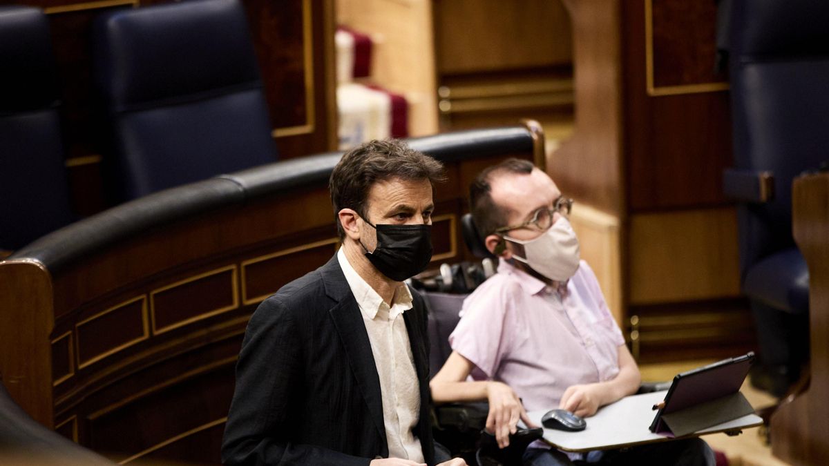 El presidente del grupo parlamentario de Unidas Podemos en el Congreso, Jaume Asens (i); y el portavoz de Unidas Podemos en el Congreso, Pablo Echenique, en una sesión plenaria en el Congreso de los Diputados, a 15 de junio de 2021, en Madrid (España).
