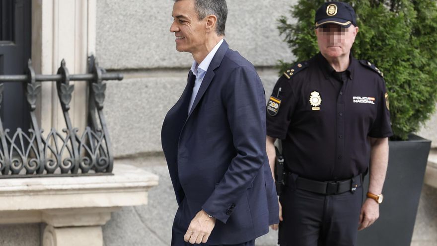 El presidente del Gobierno, Pedro Sánchez, a su llegada al Congreso de los Diputados para asistir a la sesión de control al Gobierno, este miércoles.  EFE/ Chema Moya