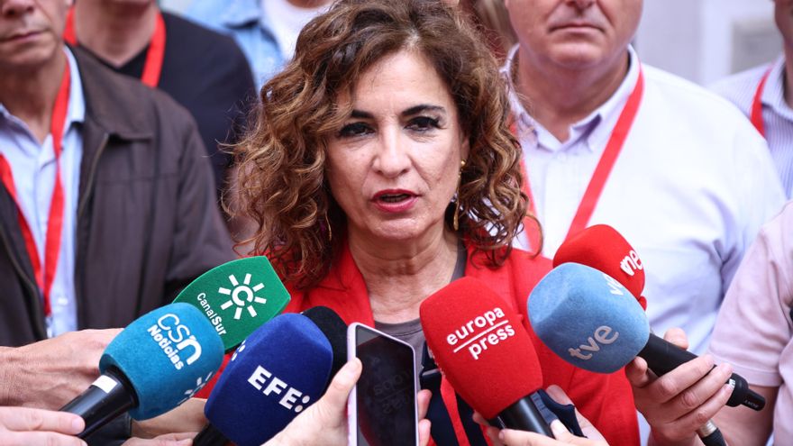 La vicesecretaria general del PSOE y ministra de Hacienda, María Jesús Montero, atiende a los medios de comunicación tras ejerce su derecho al voto. En el Colegio SAFA, a 28 de mayo de 2023, en Sevilla, (Andalucía, España).Hoy, 28M, se celebran en Andaluc