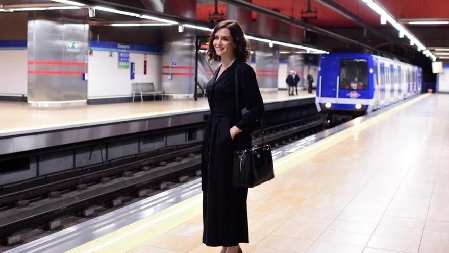 Ayuso elimina el abono anual de transportes para particulares pero lo mantiene para empresas: "No tiene sentido"