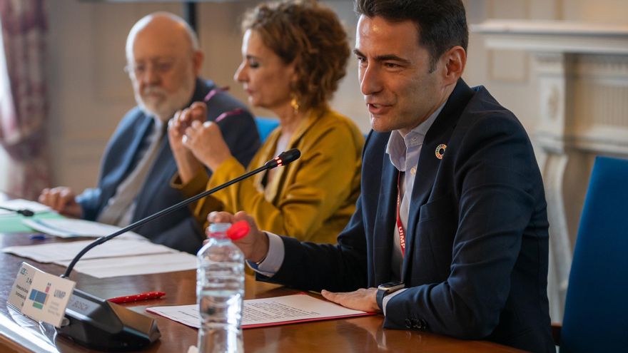 En primer plano, el secretario general del PSOE de Cantabria, Pedro Casares, interviene en un curso sobre desigualdades en la UIMP junto a la vicepresidenta primera y ministra de Hacienda, María Jesús Montero, y el presidente del CIS, José Félix Tezanos