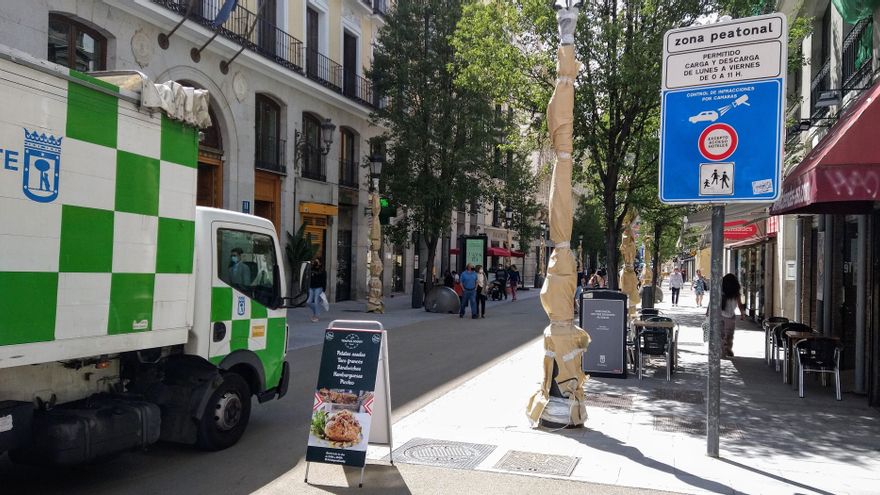 Un camión del Ayuntamiento de Madrid pasa por la zona peatonal de la calle Arenal