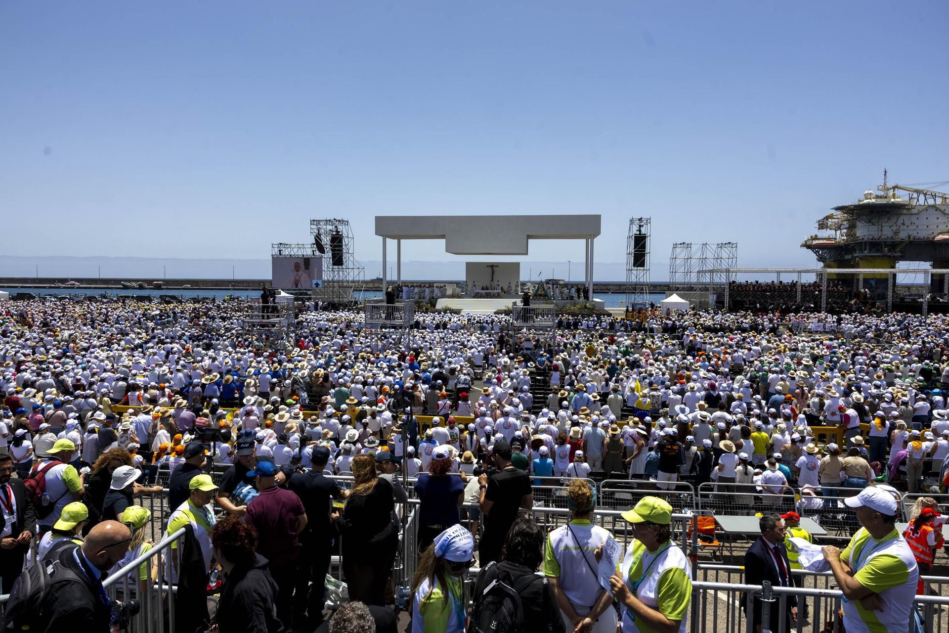 Miles de personas asistieron este viernes a la misa del Papa en Santa Cruz de Tenerife.