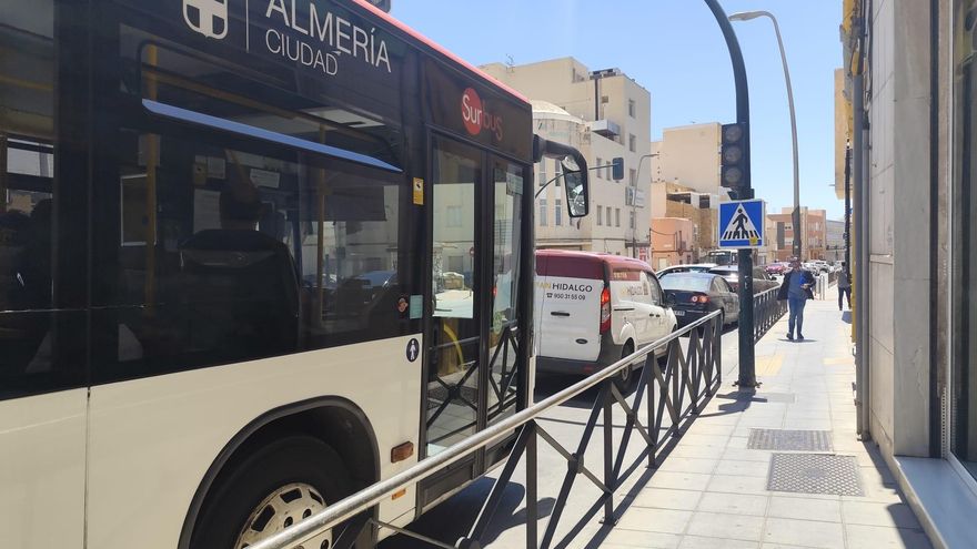 Un bus circula por Almería sin semáforos debido al apagón eléctrico.