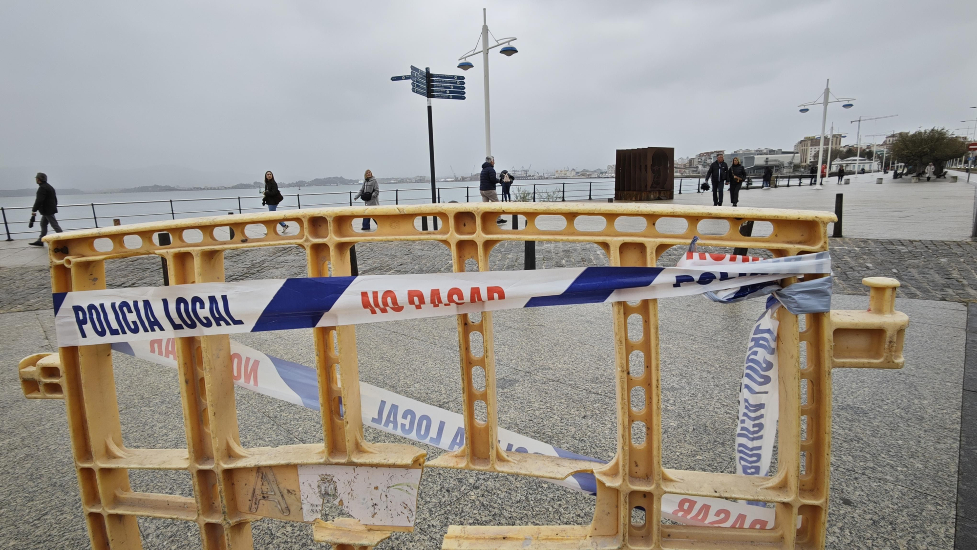 Precinto alrededor de Puertochico, frente al Club Marítimo.