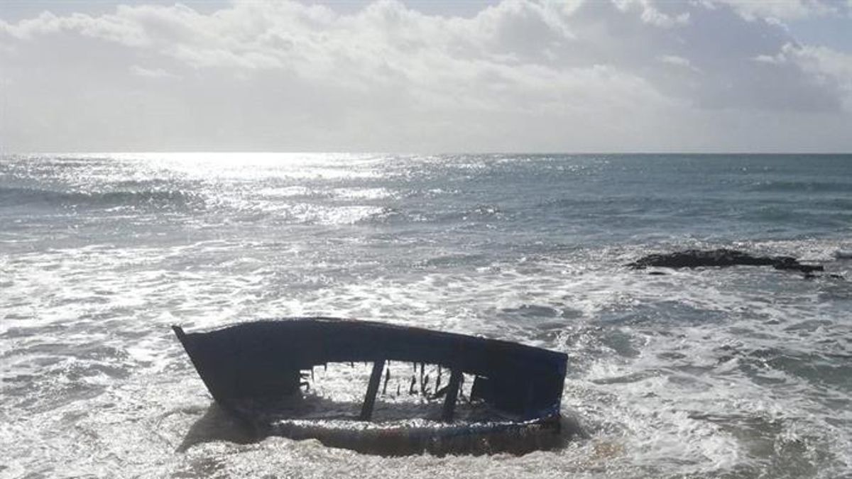 Fotografía facilitada por la Guardia Civil del estado en el que quedó la patera tras chocar contra una roca en la playa de Caños de Meca (Cádiz).
