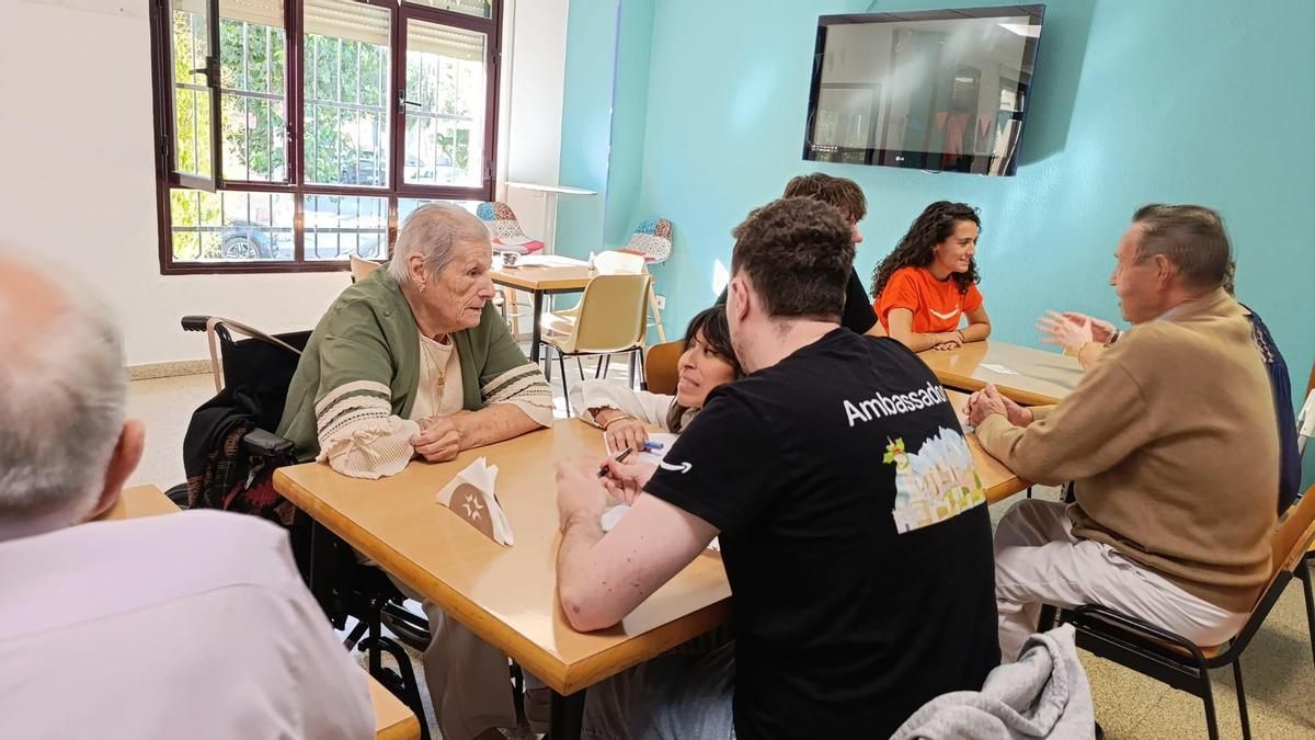 Bancos que recogen la memoria de un pueblo: El Burgo de Ebro reúne las 'batallitas' de sus mayores en códigos QR