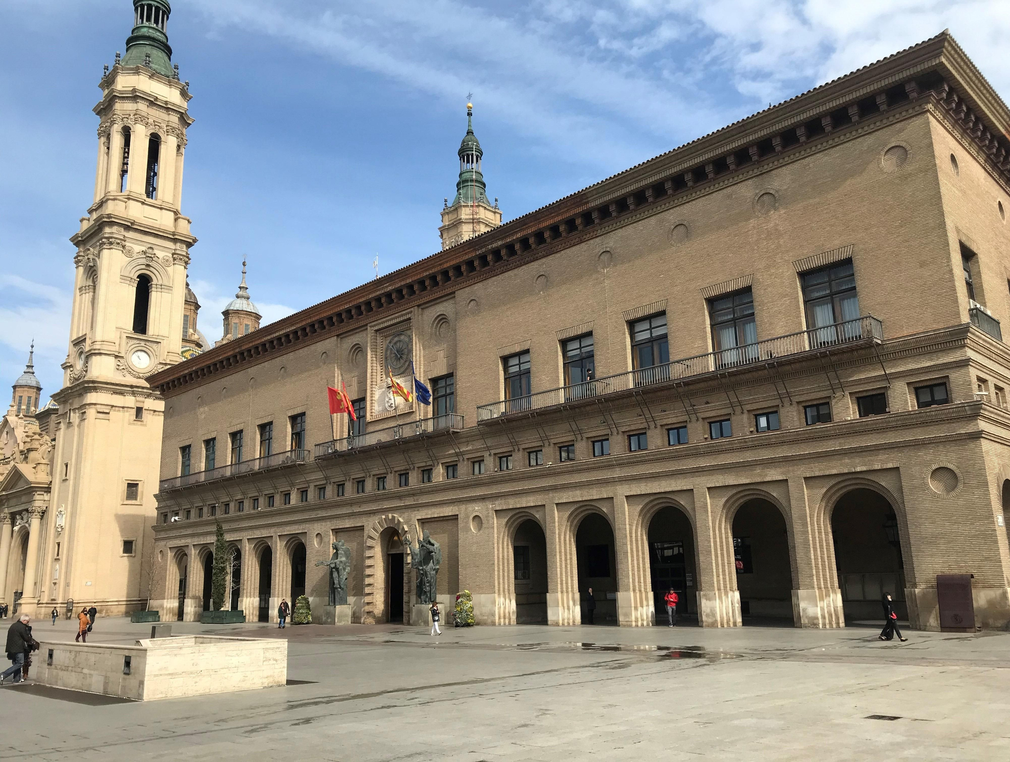 El Ayuntamiento de Zaragoza, con torre del Pilar al fondo, sin gente en la calle.