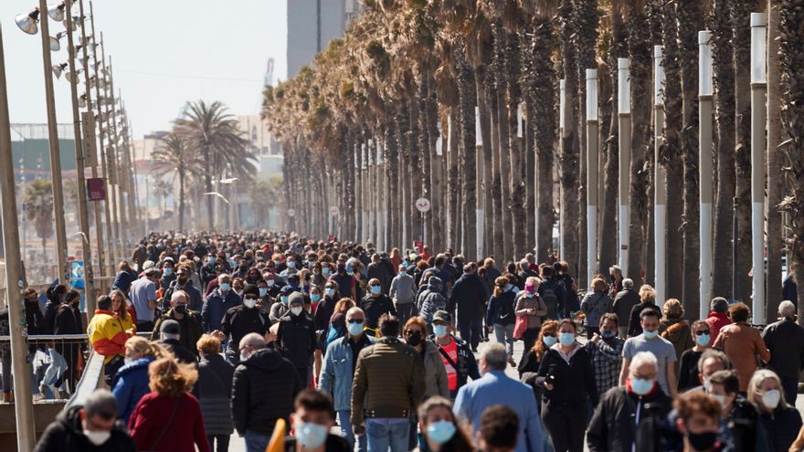 Vista del paseo marítimo de Barcelona este domingo. EFE/Alejandro García