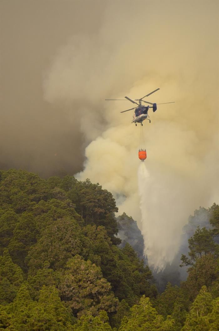 Agentes de emergencias, ante el fuego en el municipio palmero de El Paso