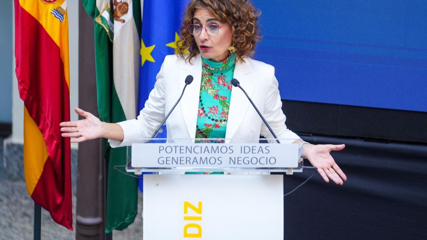 La vicepresidenta primera del Gobierno y ministra de Hacienda, María Jesús Montero , durante su intervención en el acto conmemorativo. A 27 de septiembre de 2024, en Cádiz (Andalucía, España).  La vicepresidenta primera del Gobierno y ministra de Hacienda