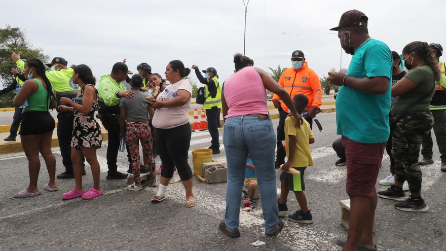 Personas protestan este sábado por la falta de respuesta del gobierno después de los terremotos en la zona de Caraballeda, en La Guaira.