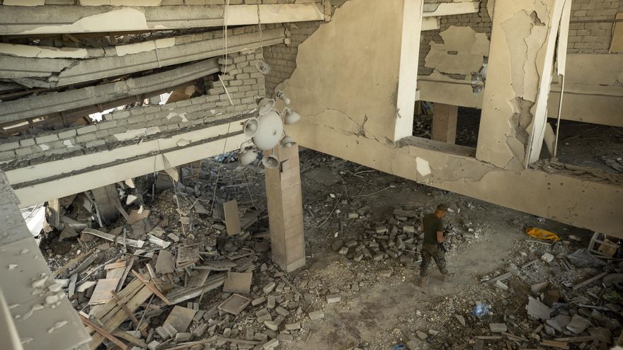 Un soldado camina entre las ruinas en la Universidad Pedagógica Hryhoriy Skovoroda que resultó completamente destruida al impactar un misil ruso ayer en Járkov (Ucrania). EFE/Orlando Barría