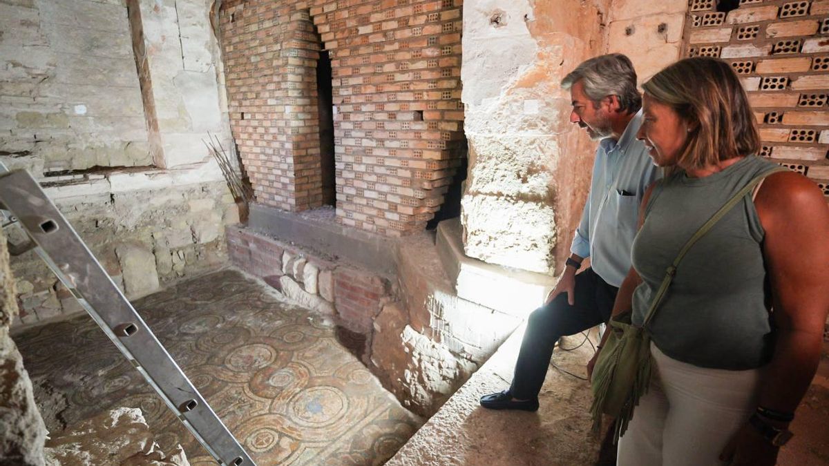 Torrico y Albás se asoman a uno de los mosaicos.