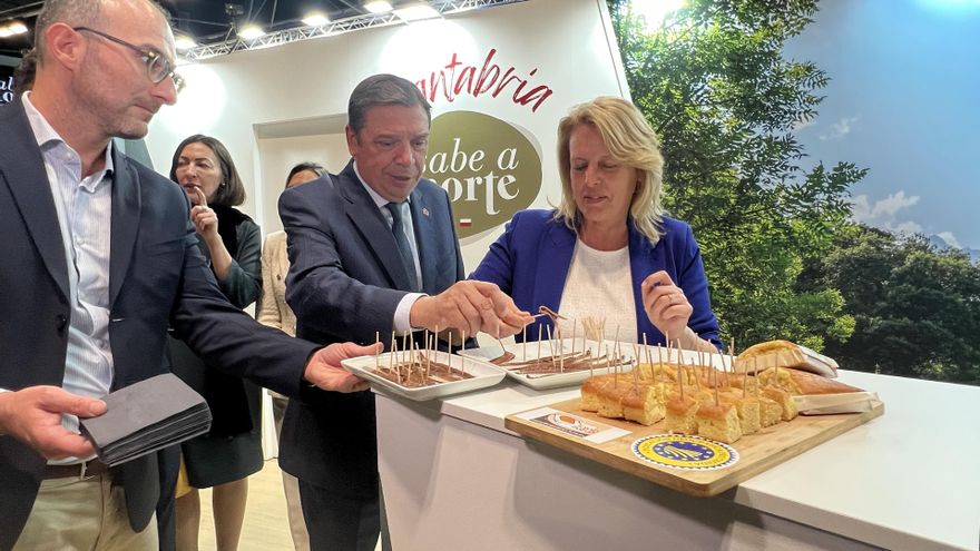 El ministro y la consejera cántabra de Alimentación, Luis Planas y María Jesús Susinos, en el 38 Salón Gourmets 2025