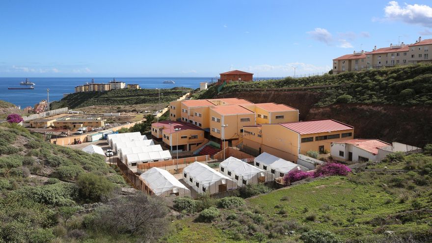 Carpas instaladas en el CEIP León, que funcionará como recurso de acogida para migrantes