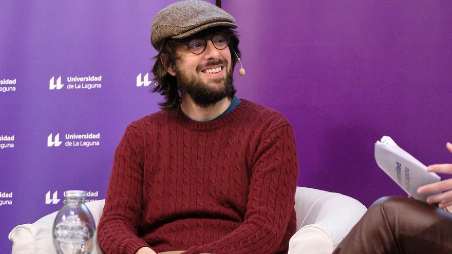 El escritor David Uclés: "Espero que la próxima vez que venga a Tenerife el monumento de Franco ya no esté"