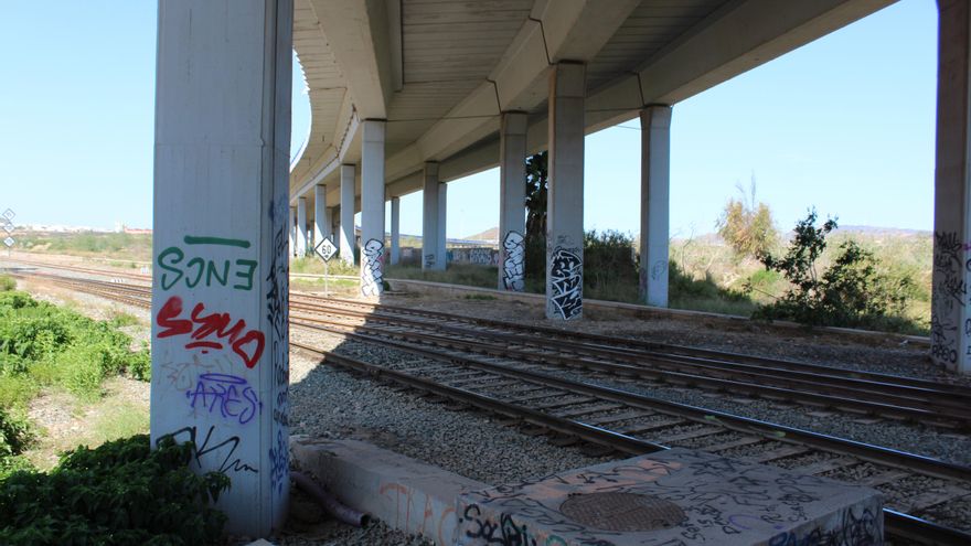 Vías bajo autovía sobre el sumidero en el barrio de San Ginés en Cartagena | A. G. S.