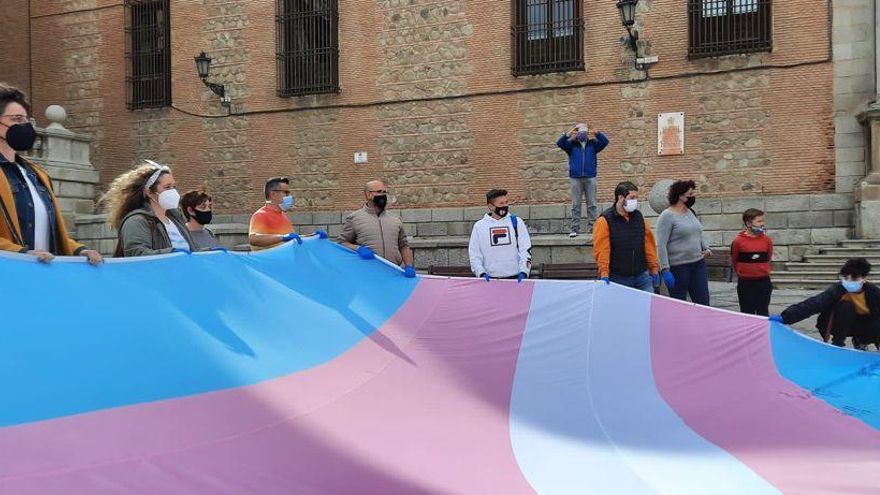 La bandera trans hace escala en Toledo en su recorrido por todo el país para defender la autodeterminación de género