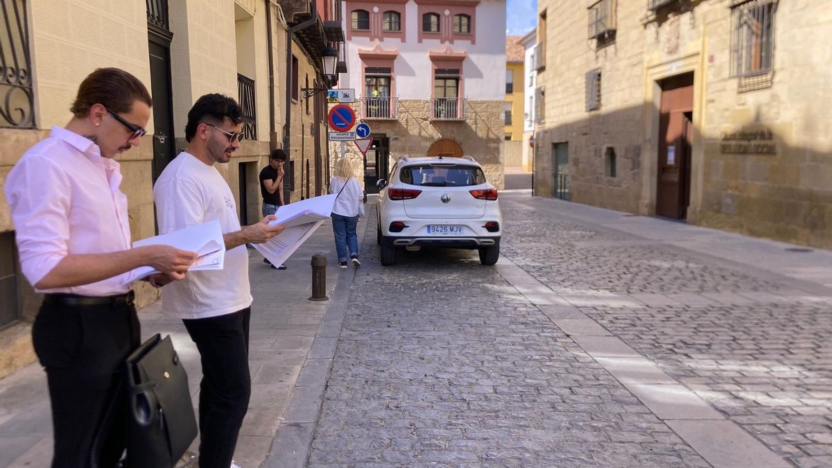 Un matrimonio con sus papeles antes de entrar a la oficina de la Seguridad Social