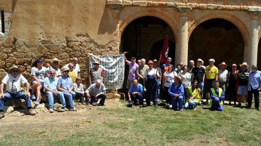 DSC_9800 Voluntarios de Promonumenta y del pueblo (foto David Gustavo López)