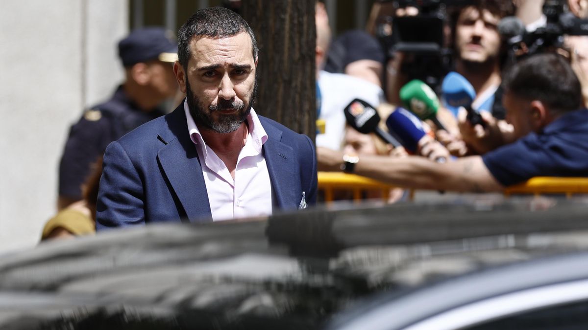 Víctor de Aldama tras conocer la sentencia del Tribunal Supremo, convertido ya en estrella mediática por los beneficios obtenidos con su delación. EFE/ Rodrigo Jimenez