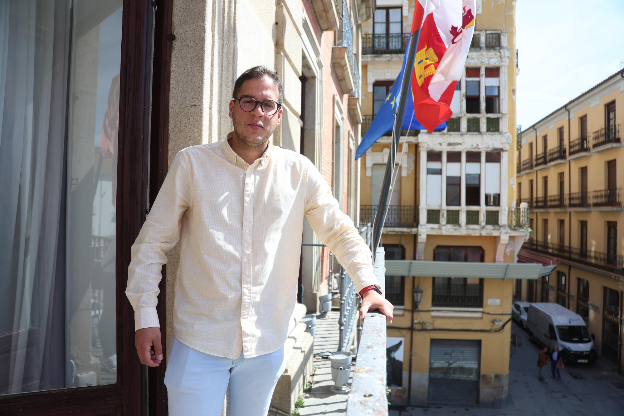 El candidato de IU a la alcaldía de Zamora para 2027, Pablo Novo, en el balcón del Ayuntamiento.
