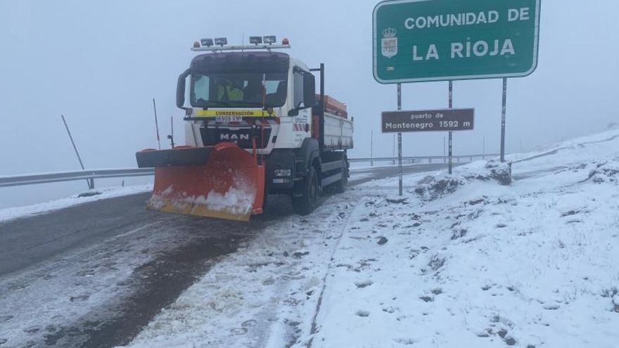 La nieve llega a La Rioja: ocho equipos ya han salido a limpiar las carreteras regionales