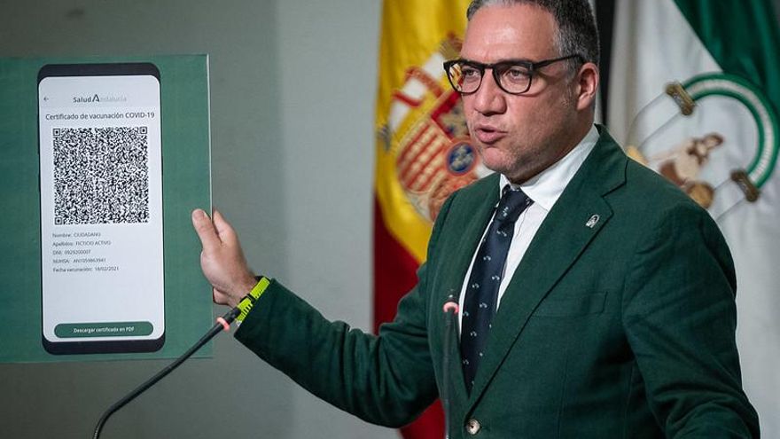 Elías Bendodo, portavoz del Gobierno de Andalucía, muestra el código QR que la Junta ha previsto para que los inmunizados contra la Covid-19 puedan moverse con más libertad.