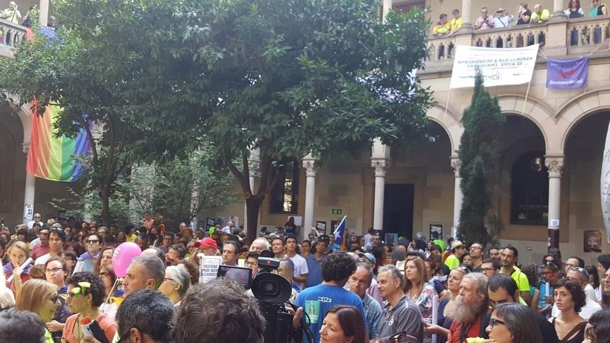 Reparten más de un millón de papeletas en Barcelona y toda Cataluña para votar