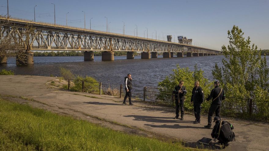 Policías ucranianos revisaban las inmediaciones de una zona atacada con misiles en Dnipro (Ucrania), el pasado 4 de mayo. EFE/ Miguel Gutiérrez