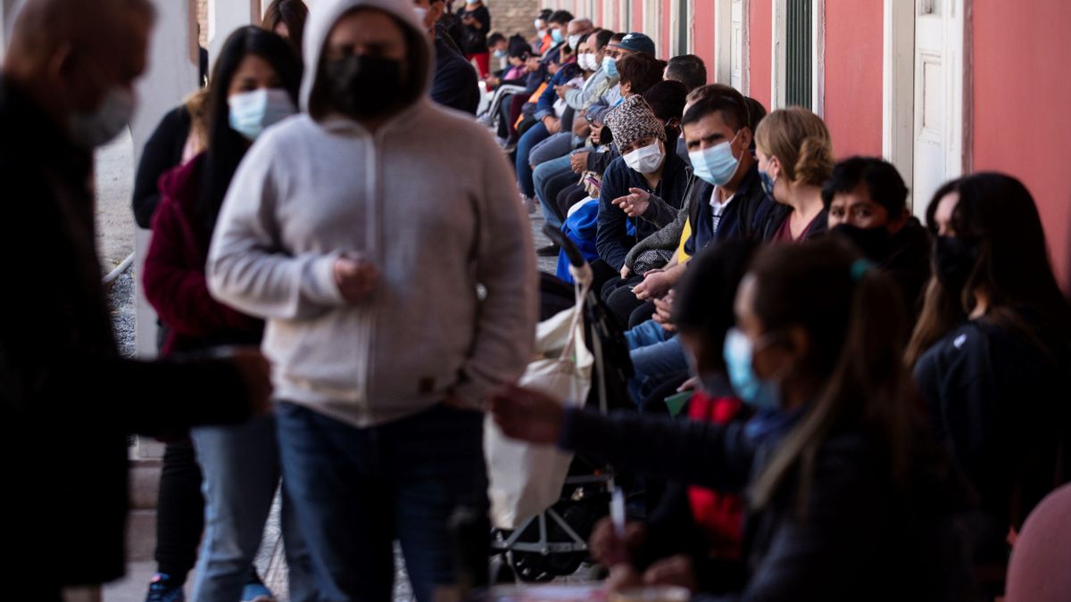 Un grupo de personas espera para recibir una dosis de la vacuna china Sinovac contra la covid-19, el 22 de abril del 2021 en un centro de vacunación de Santiago (Chile).