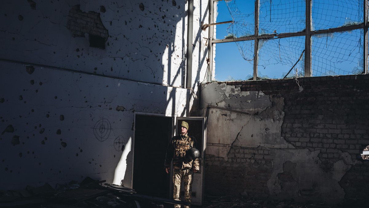 Un soldado ucraniano en las ruinas de lo que antes era un polideportivo en un pueblo cercano a la línea de contacto, a 15 de febrero de 2022, en Marinka, Oblast de Donetsk (Ucrania). Casi 8 años después del comienzo de la guerra del Donbass (2014), en el