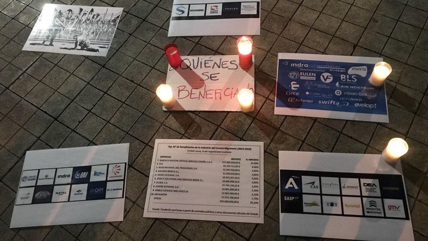 Concentración en la Plaza de la Feria, en Las Palmas de Gran Canaria, contra la muerte de personas migrantes en el mar rumbo a Canarias