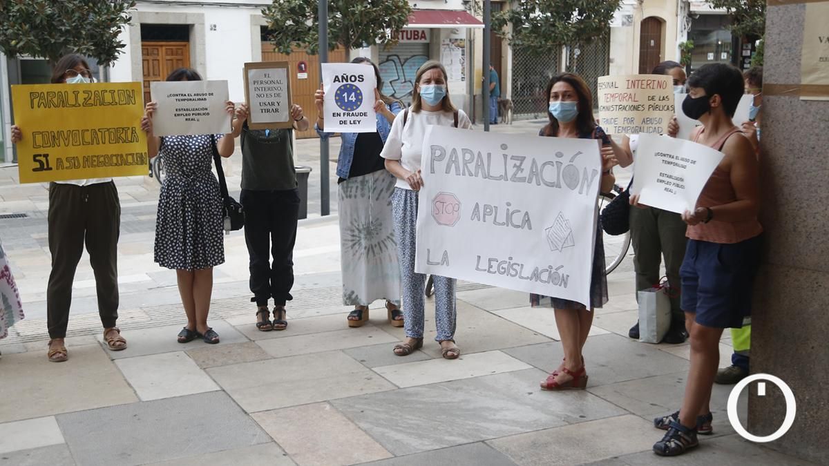Concentración del personal interino y laboral indefinido no fijo en las puertas del Ayuntamiento de Córdoba