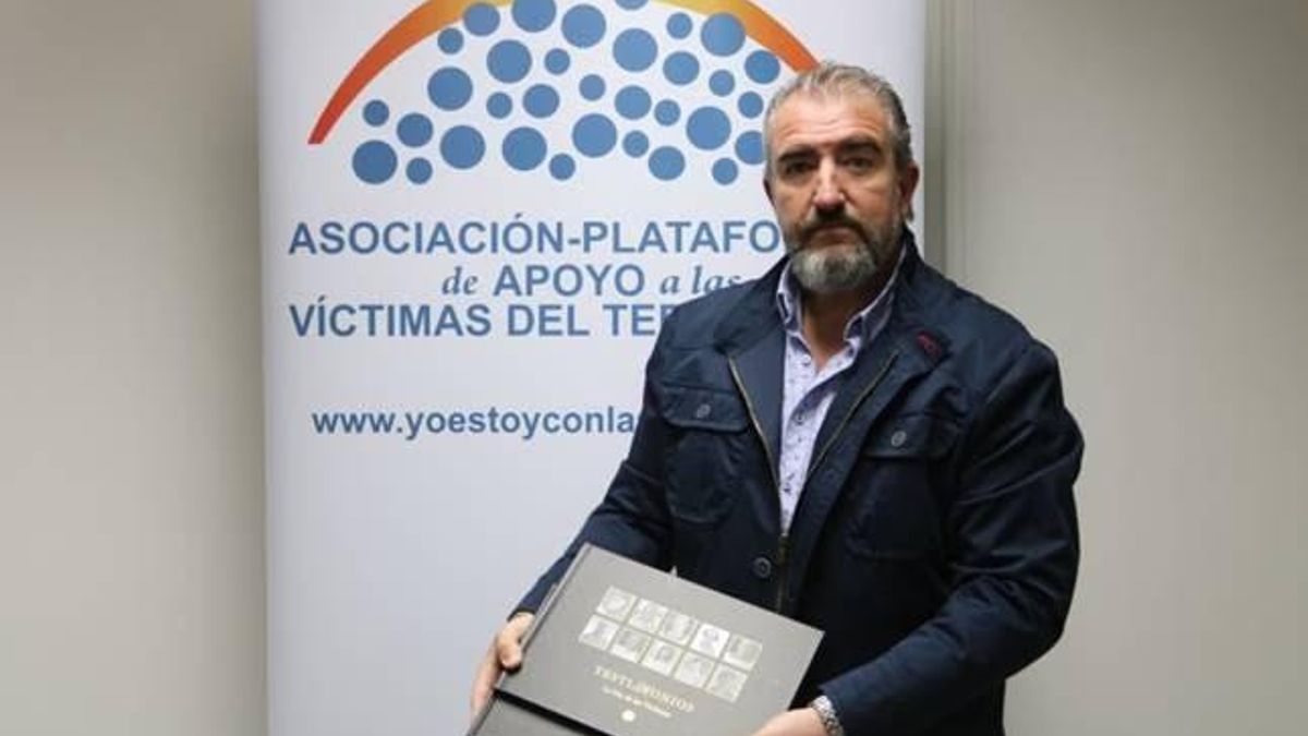 Miguel Folguera, de la APAVT, con los libros de 'Testimonios, la voz de las víctimas'