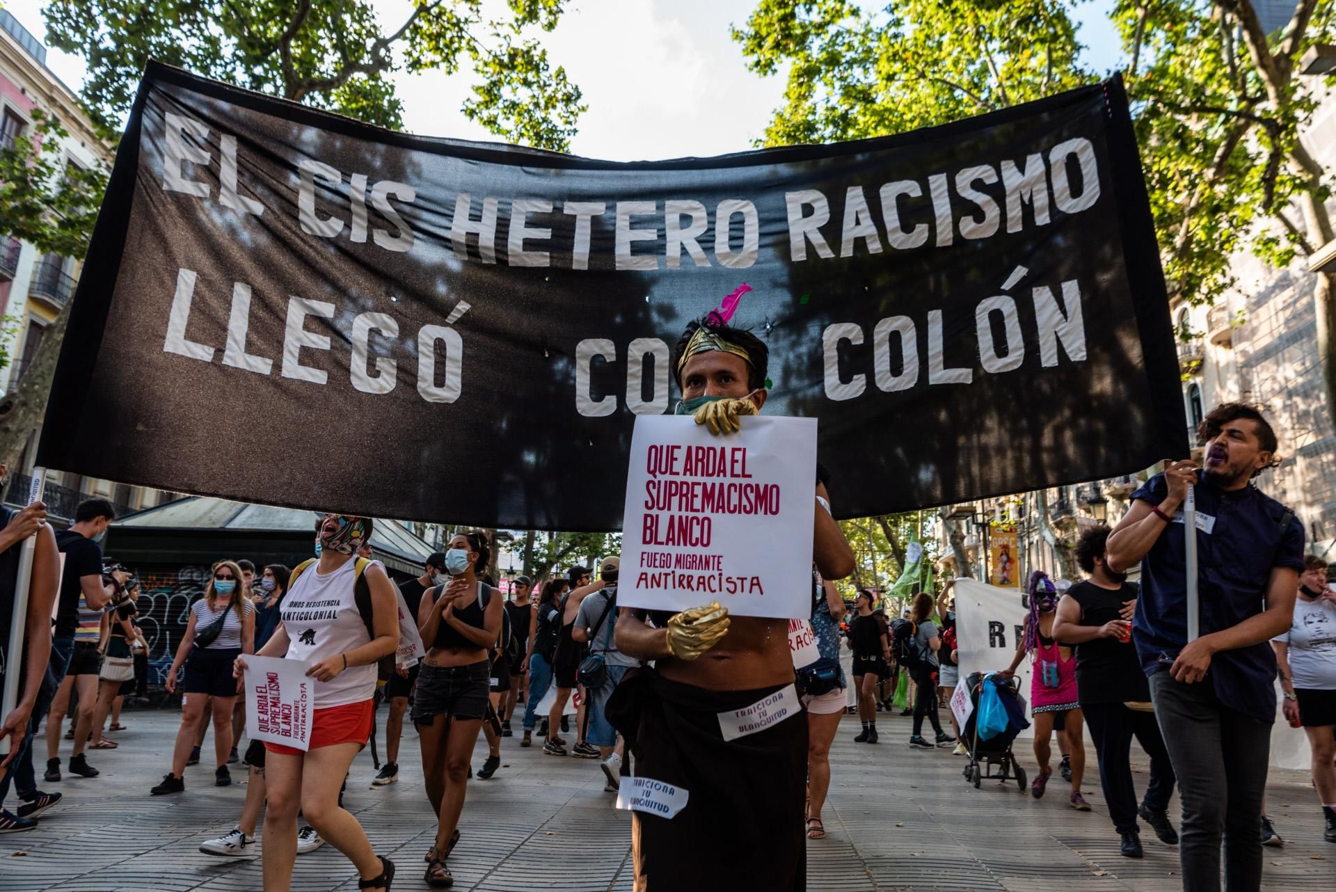 "El CIS hetero racismo llegó con Colón", reza una de las pantallas del Orgullo en Barcelona. / Adria Salido, Gtresonline