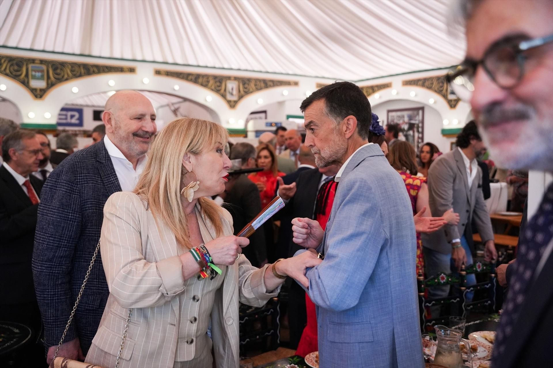 Carolina España, consejera de Hacienda, bromea con Antonio Maíllo, candidato a la Presidencia de la Junta de Por Andalucía