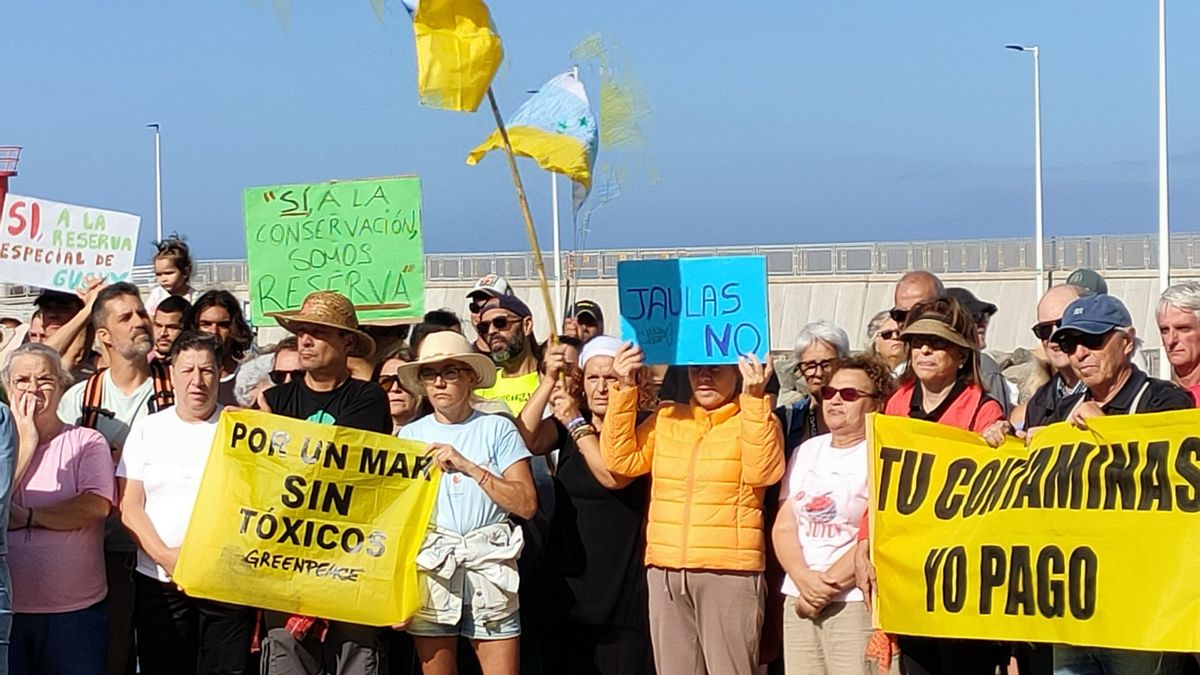Protesta contra las jaulas marinas en La Aldea.
