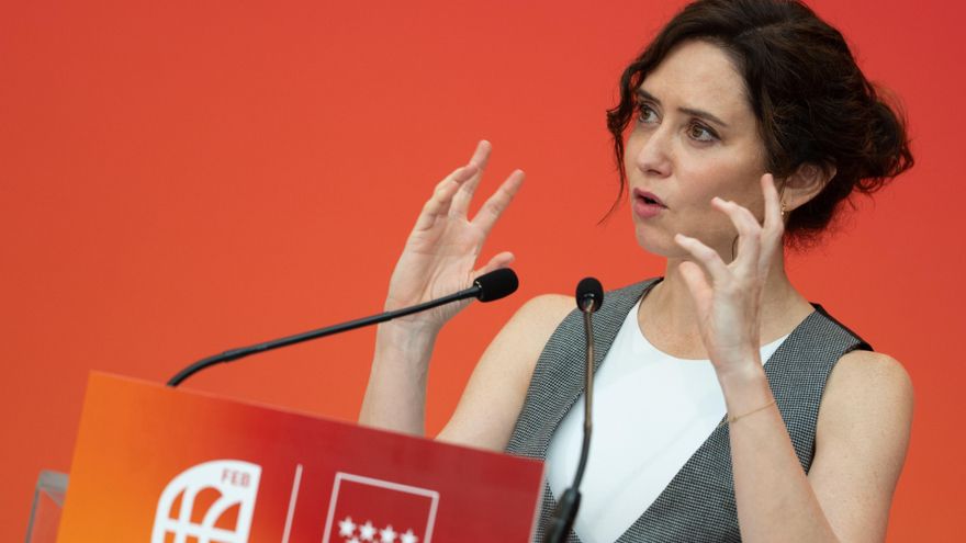 La presidenta de la Comunidad de Madrid, Isabel Díaz Ayuso, durante la firma de un acuerdo,  en la Real Casa de Postas,a 21 de abril de 2026, en Madrid (España).