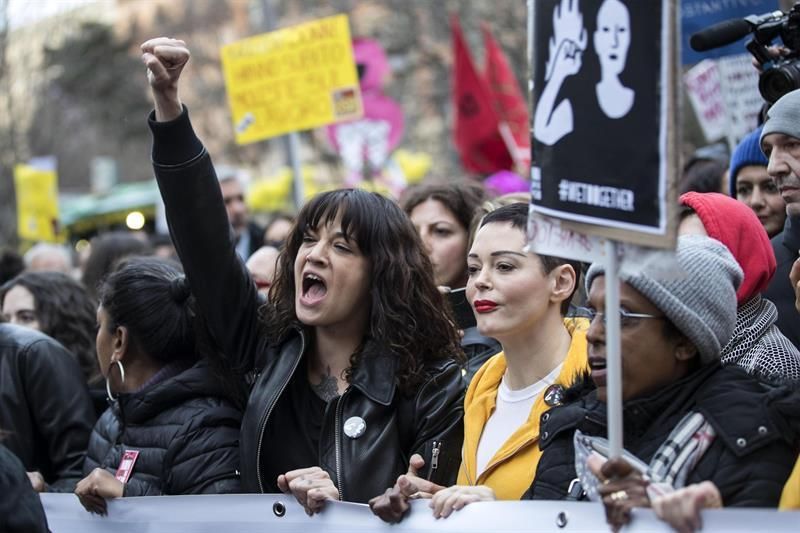 Roma (Italia). Las actrices Asia Argento (i) y Rose McGowan (c) participan en una marcha por la igualdad durante la celebración del Día Internacional de la Mujer. Varios miles de personas se manifestaron este jueves en varias ciudades italianas para reivindicar la igualdad de derechos. En Roma, en respuesta a la convocatoria de huelga de 24 horas de los principales sindicatos del país en solidaridad con la iniciativa a favor de defensa de derechos de las mujeres, varios medios de transporte sufrieron las consecuencias. A la manifestación de la capital, que se desarrolló hasta cerca de la céntrica Plaza Venecia, asistió la actriz y presentadora de televisión italiana Asia Argento, quien denunció el pasado octubre haber sido víctima hace 17 años de una violación por parte del productor de cine Harvey Weinstein.