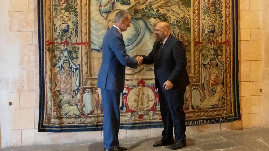 El Rey de España, Felipe VI, junto al alcalde de Palma, Javier Martínez