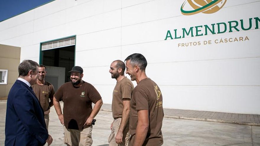 El presidente con algunos de los trabajadores