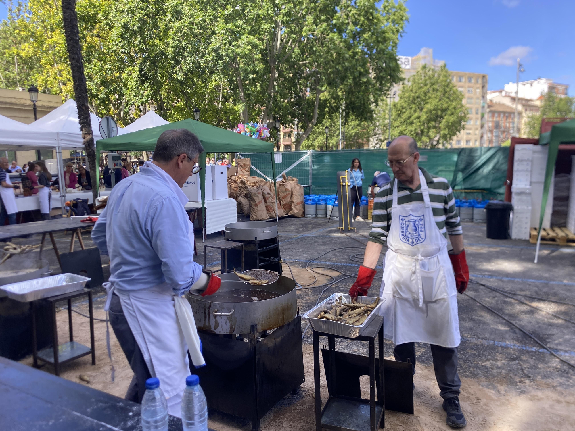 Reparto del pan, el pez y el vino por San Bernabé en Logroño